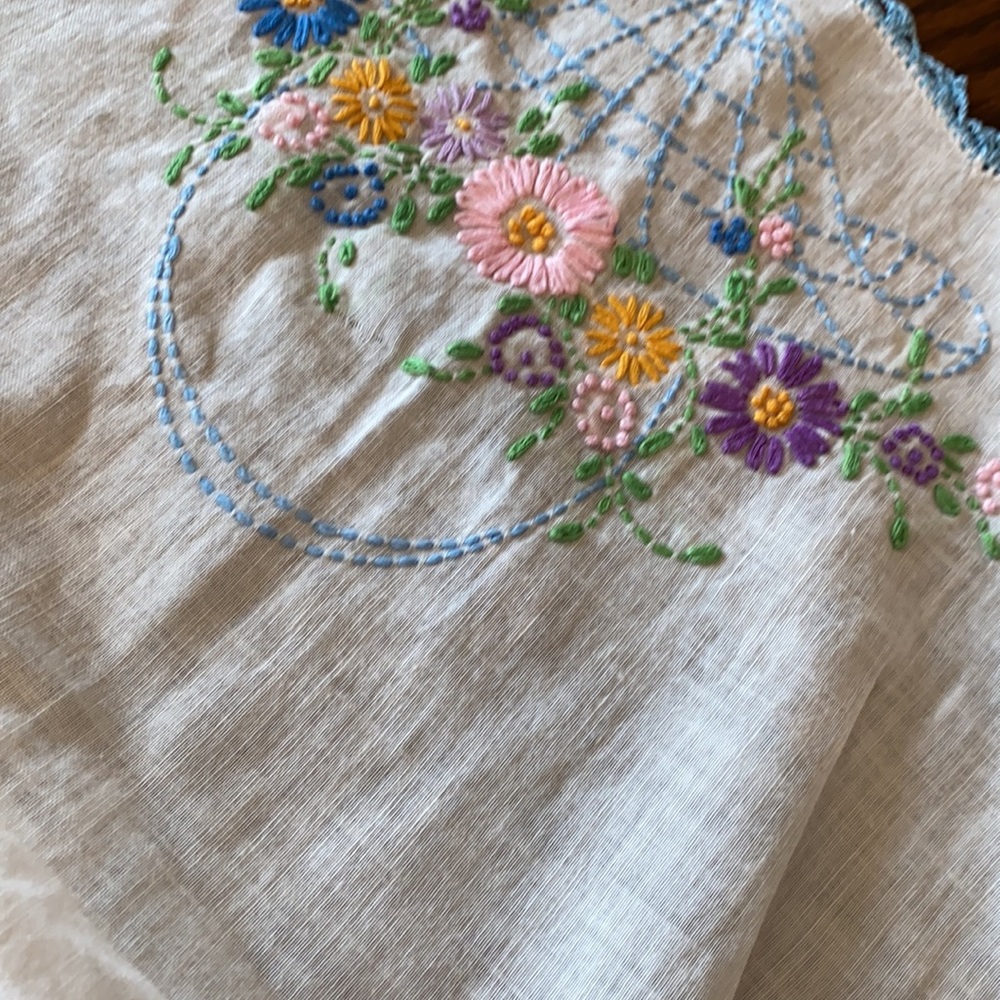 Vintage handmade table runner - Picture 5 of 8